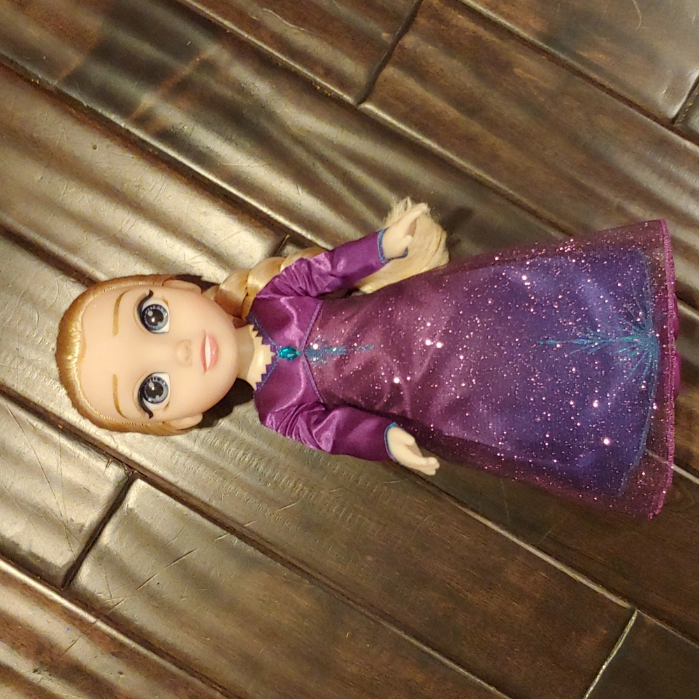 NWOT Musical Elsa Doll